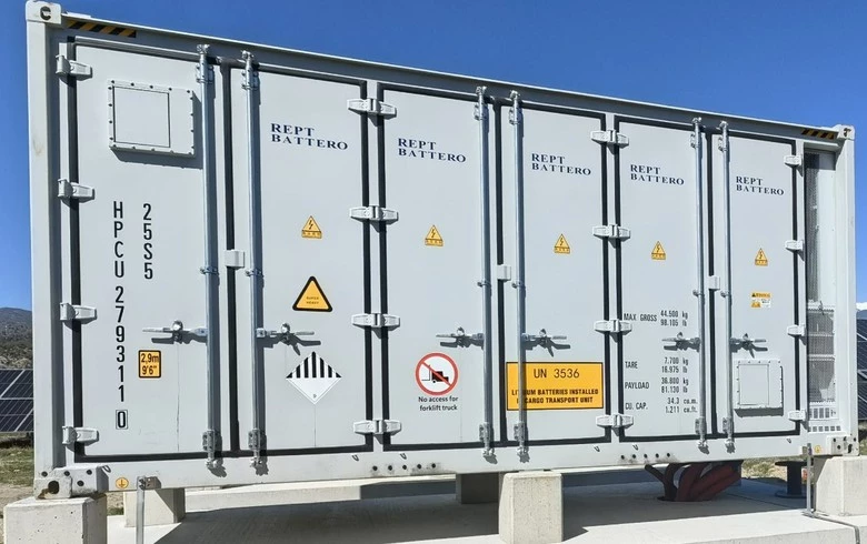 Batteriespeicher-Container auf dem Blackvolt-Standort in Salzburg, aufgenommen für die Berichterstattung auf Renewables Now.